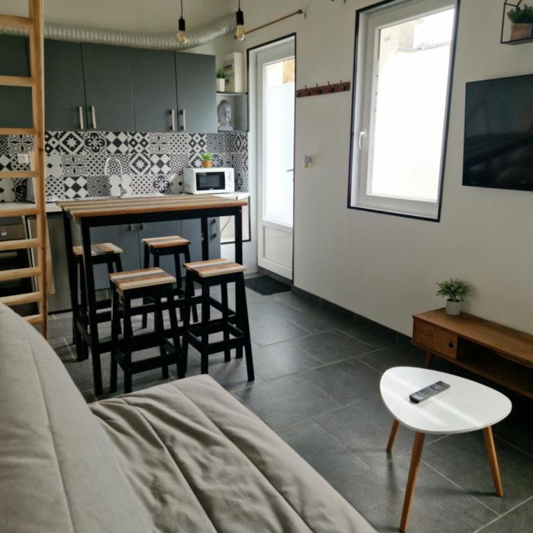 Jolie maisonnette avec terrasse et emplacement voiture à 200m de la plage - One-Bedroom Apartment - 12