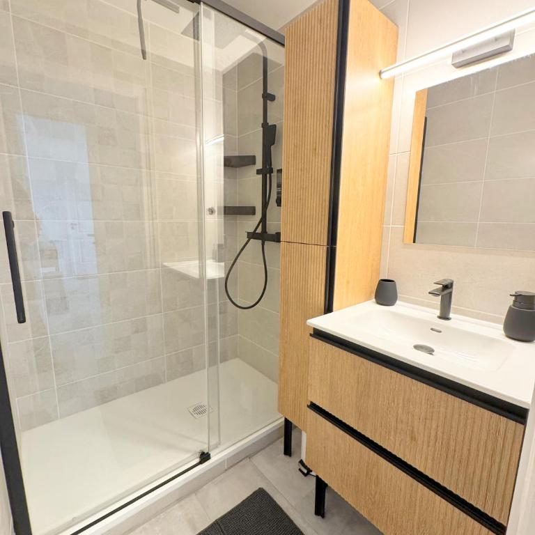 Appartement T2 avec grand jardin, parking et garage, a deux pas de la plage - One-Bedroom Apartment - 17