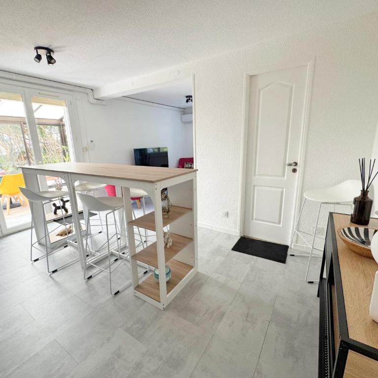 Appartement T2 avec grand jardin, parking et garage, a deux pas de la plage - One-Bedroom Apartment - 9