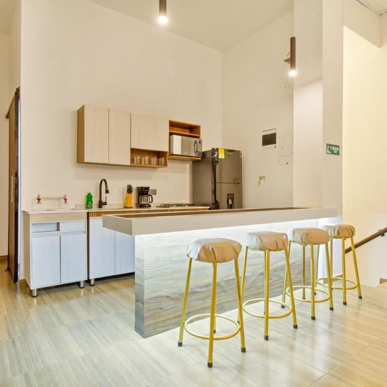 Massive Jacuzzi - 6 Bedroom with Private Bathroom - 1 block from LLeras P11 - Apartment - 4