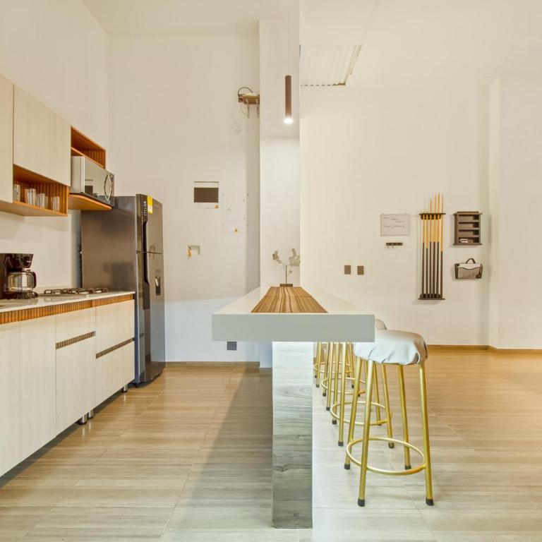 Massive Jacuzzi - 6 Bedroom with Private Bathroom - 1 block from LLeras P11 - Apartment - 8