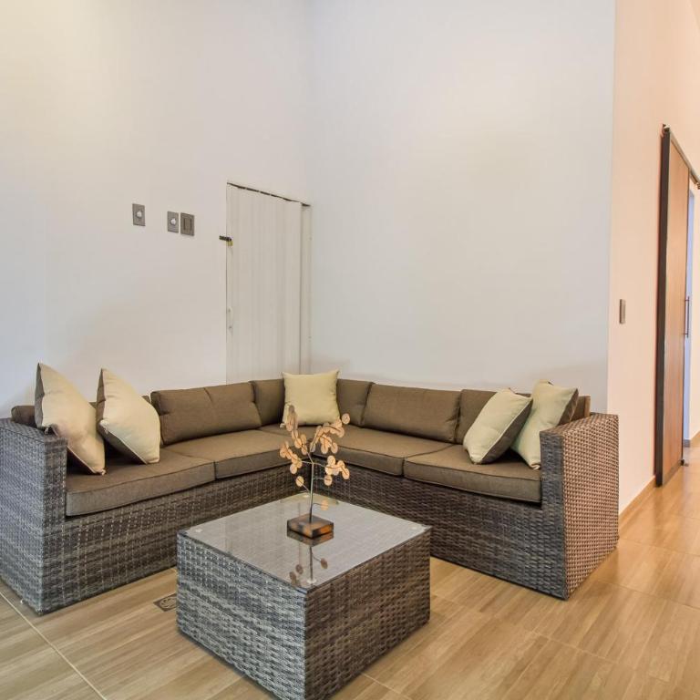 Massive Jacuzzi - 6 Bedroom with Private Bathroom - 1 block from LLeras P11 - Apartment - 29