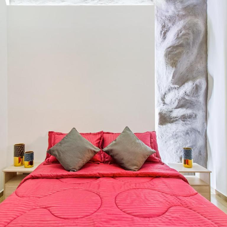 Massive Jacuzzi - 6 Bedroom with Private Bathroom - 1 block from LLeras P11 - Apartment - 20