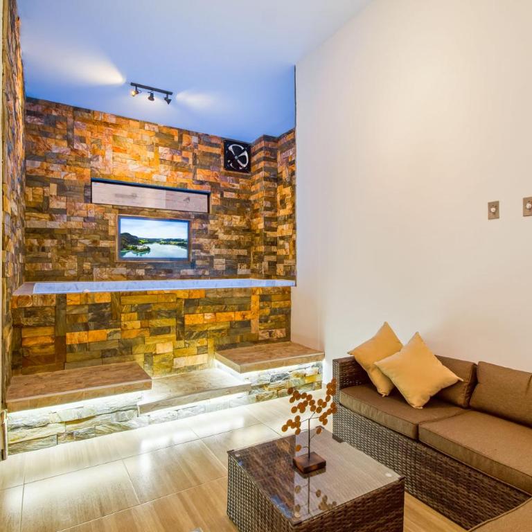 Massive Jacuzzi - 6 Bedroom with Private Bathroom - 1 block from LLeras P11 - Apartment - 18