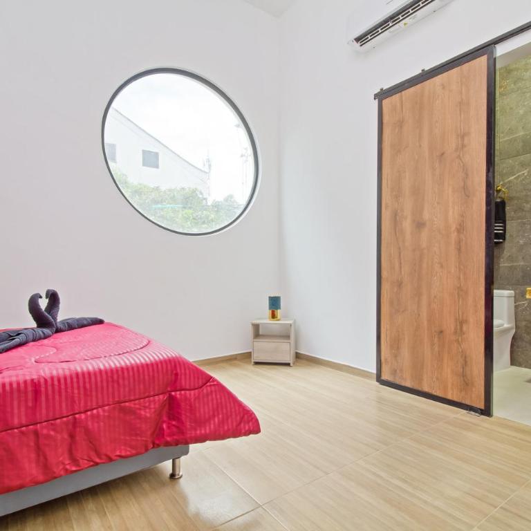 Massive Jacuzzi - 6 Bedroom with Private Bathroom - 1 block from LLeras P11 - Apartment - 32