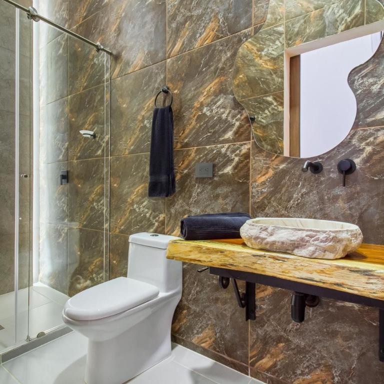 Massive Jacuzzi - 6 Bedroom with Private Bathroom - 1 block from LLeras P11 - Apartment - 22