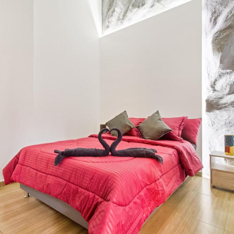 Massive Jacuzzi - 6 Bedroom with Private Bathroom - 1 block from LLeras P11 - Apartment - 23