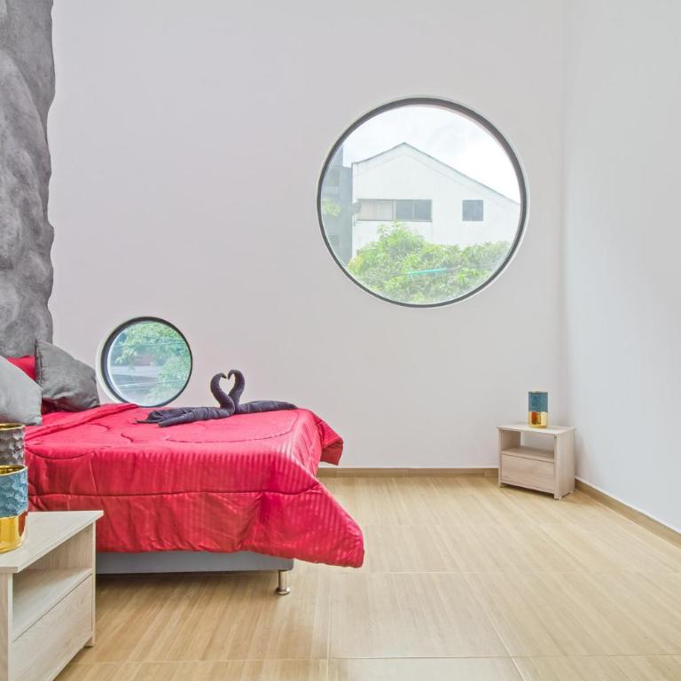 Massive Jacuzzi - 6 Bedroom with Private Bathroom - 1 block from LLeras P11 - Apartment - 17