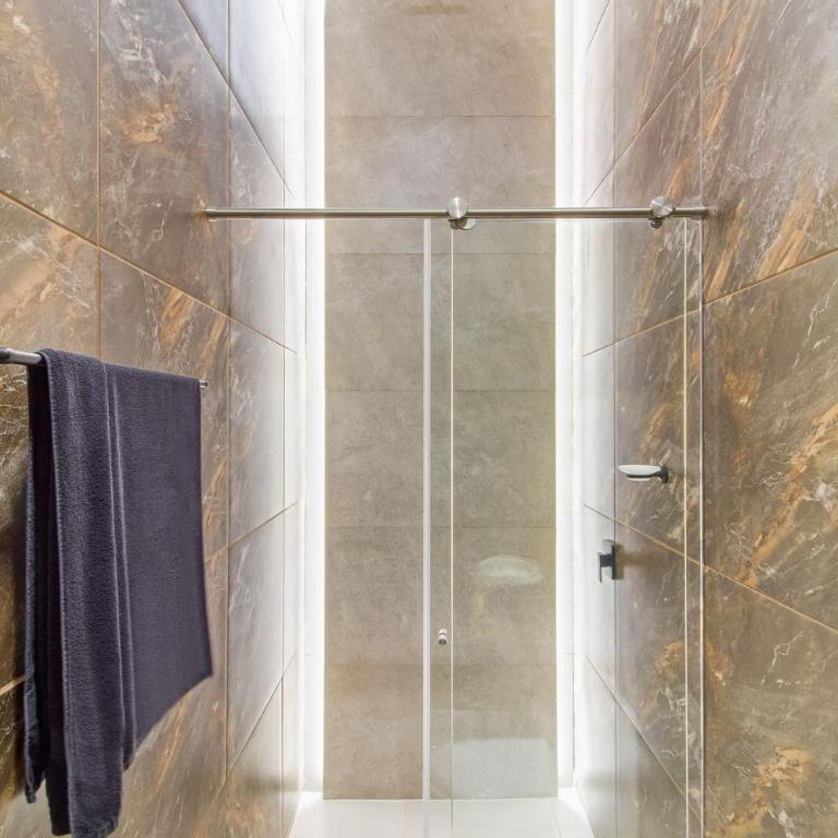 Massive Jacuzzi - 6 Bedroom with Private Bathroom - 1 block from LLeras P11 - Apartment - 24