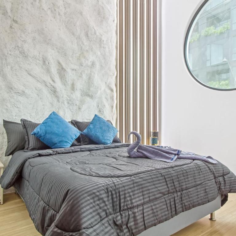 Massive Jacuzzi - 6 Bedroom with Private Bathroom - 1 block from LLeras P11 - Apartment - 31