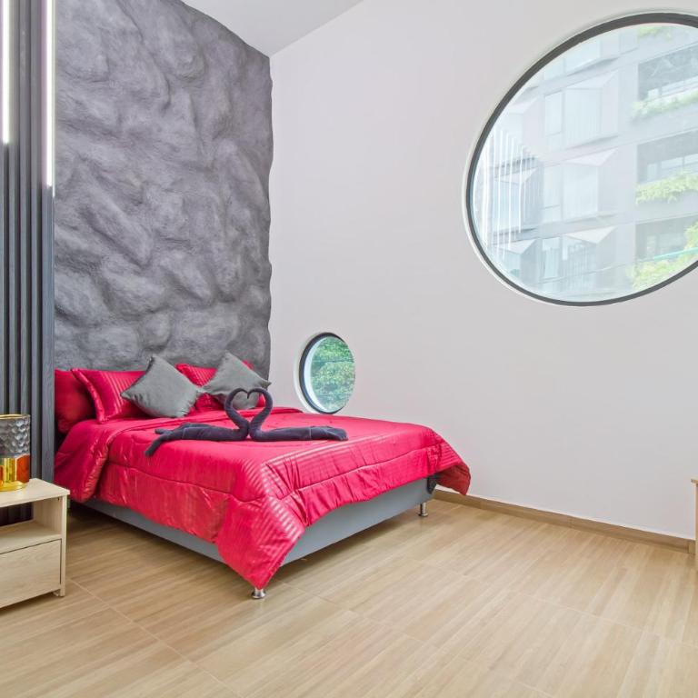 Massive Jacuzzi - 6 Bedroom with Private Bathroom - 1 block from LLeras P11 - Apartment - 27