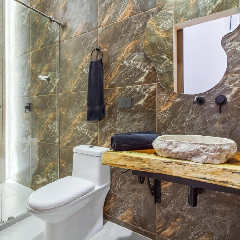 Massive Jacuzzi - 6 Bedroom with Private Bathroom - 1 block from LLeras P11 - Apartment - 26