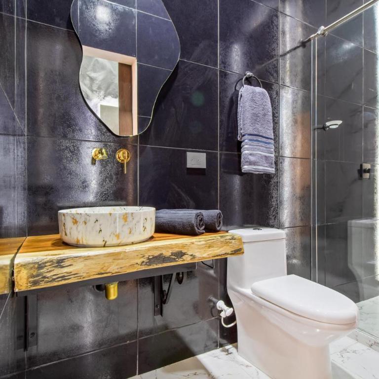 Massive Jacuzzi - 6 Bedroom with Private Bathroom - 1 block from LLeras P11 - Apartment - 38