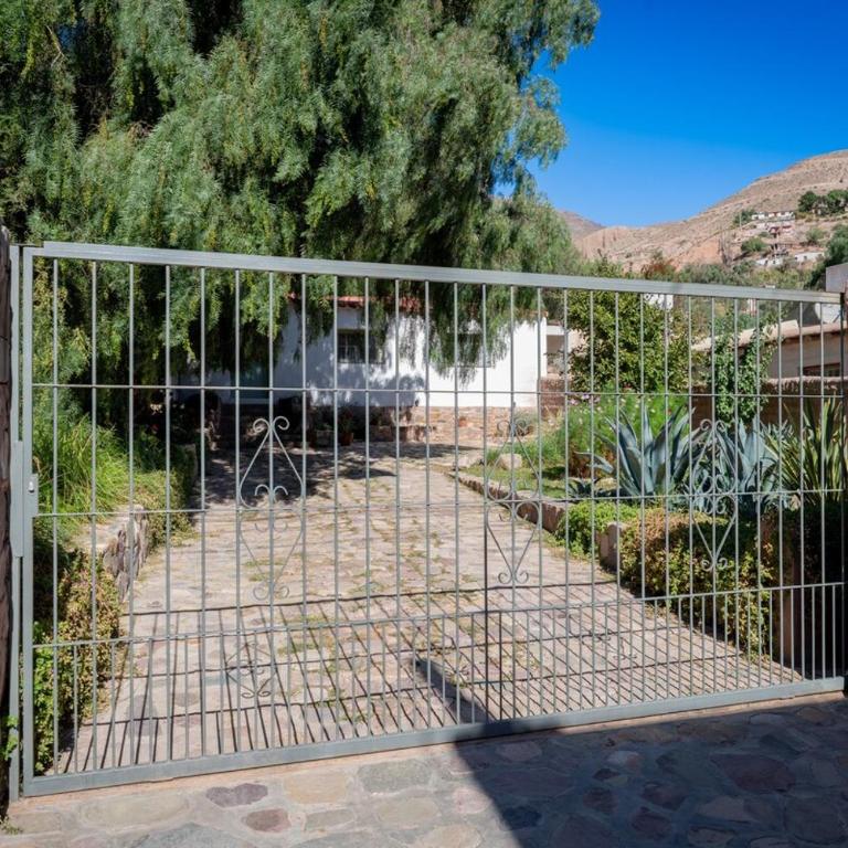 Spacious house with garden and private parking - Three-Bedroom House - 12