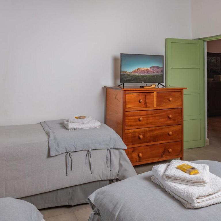 Spacious house with garden and private parking - Three-Bedroom House - 18