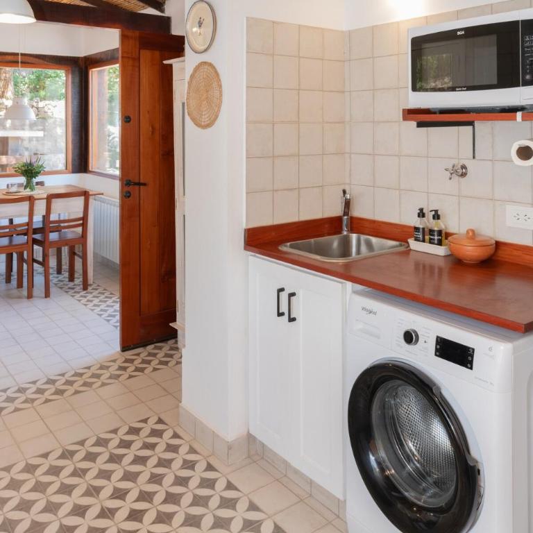 Spacious house with garden and private parking - Three-Bedroom House - 27
