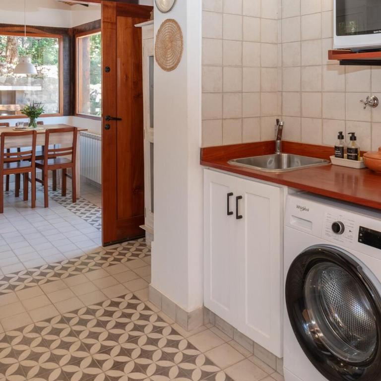 Spacious house with garden and private parking - Three-Bedroom House - 46
