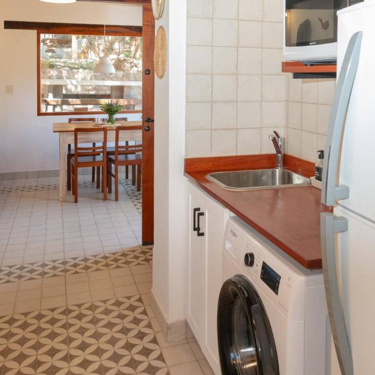 Spacious house with garden and private parking - Three-Bedroom House - 64