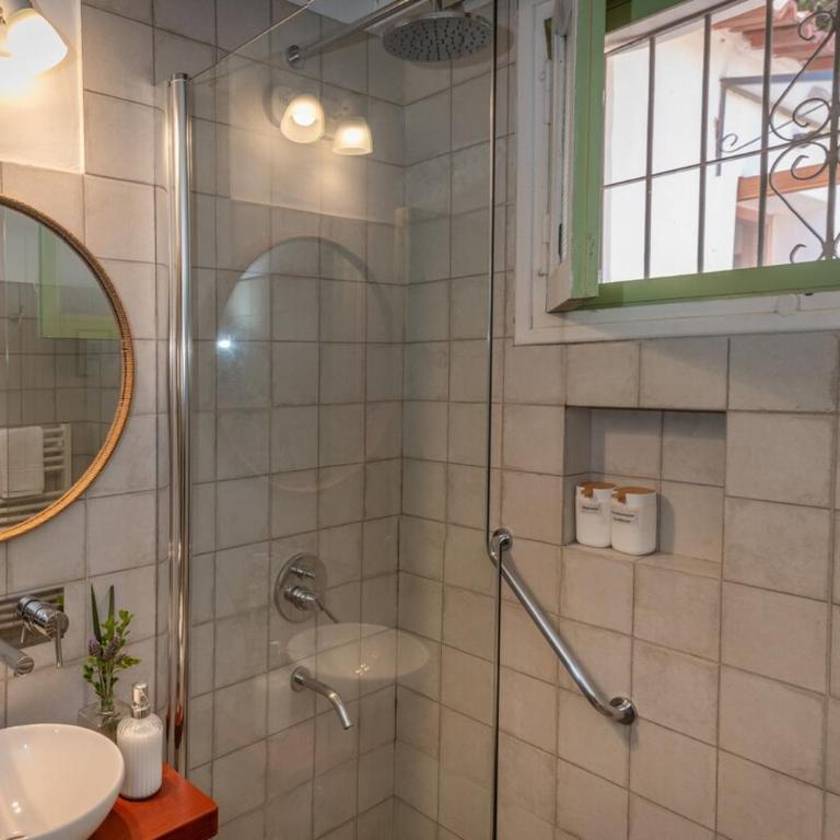 Spacious house with garden and private parking - Three-Bedroom House - 67