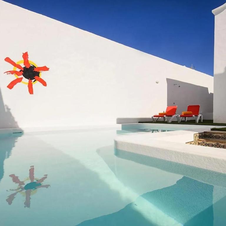Amplia casa familiar con piscina y jardín - Four-Bedroom Vacation Home - 4