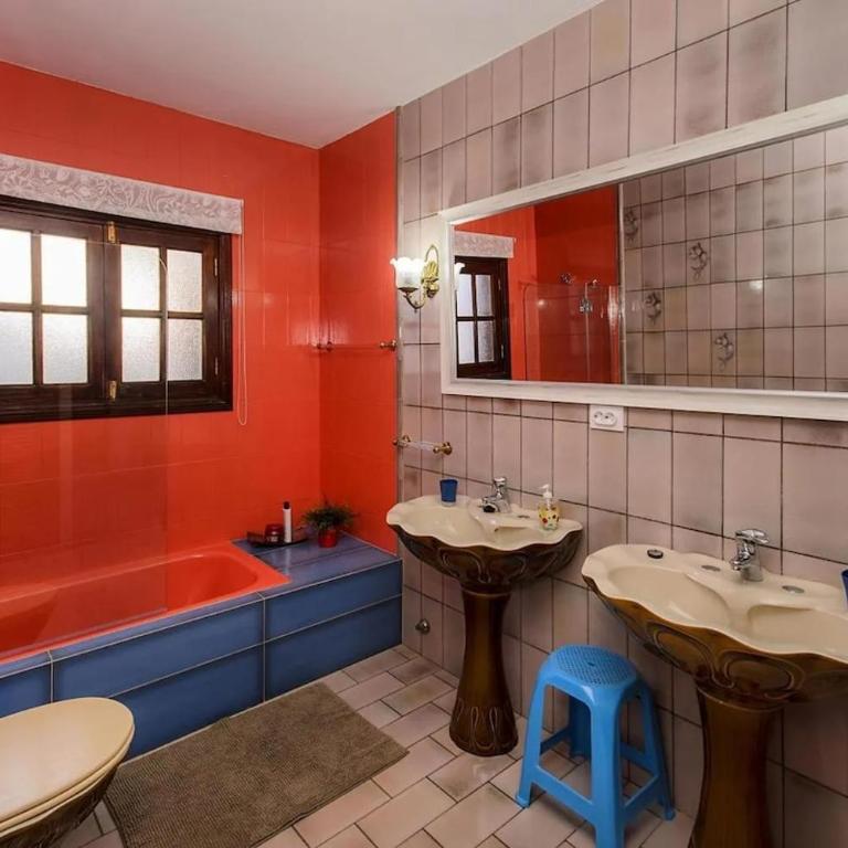 Amplia casa familiar con piscina y jardín - Four-Bedroom Vacation Home - 9