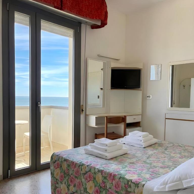 Hotel Columbia Frontemare - Camera Matrimoniale con Balcone e Vista Mare - 3