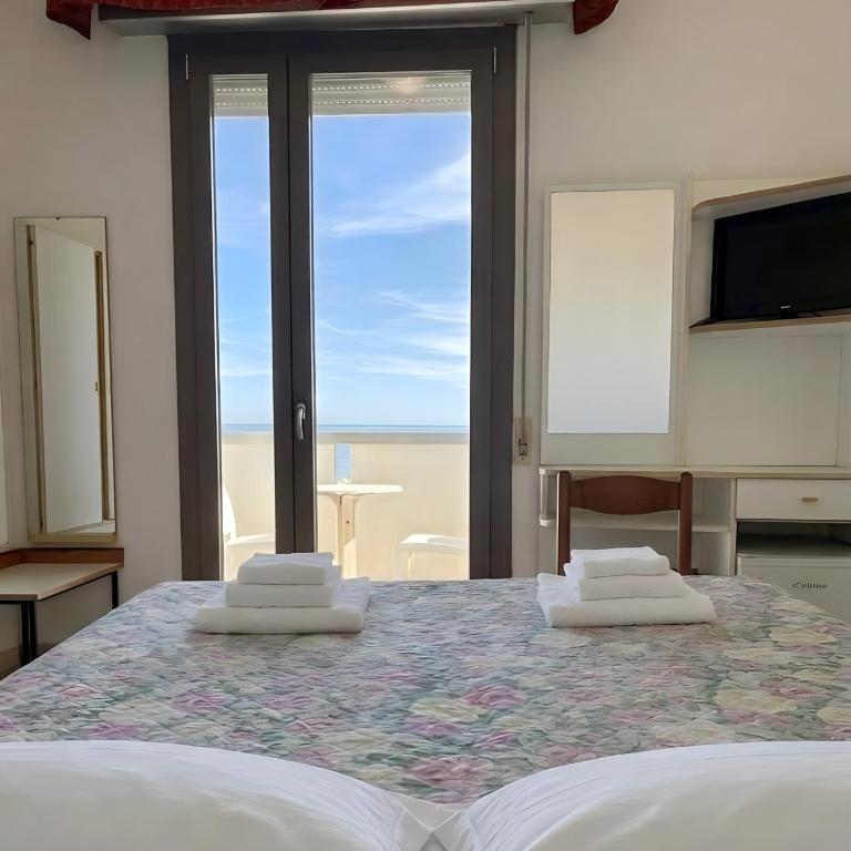 Hotel Columbia Frontemare - Camera Matrimoniale con Balcone e Vista Mare - 6