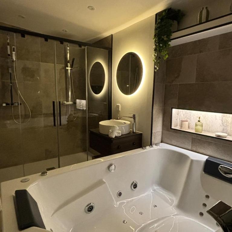 L'Isle d'un Instant - Suite de Luxe - Baignoire Balnéo - Double Douche - Hyper Centre - Apartment mit 1 Schlafzimmer - 5