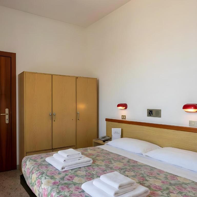 Hotel Columbia Frontemare - Camera Matrimoniale con Balcone Vista Città - 3