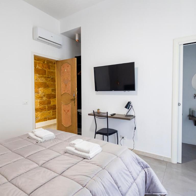 Palermo Bella Rooms - Deluxe Double Room with Balcony - 4