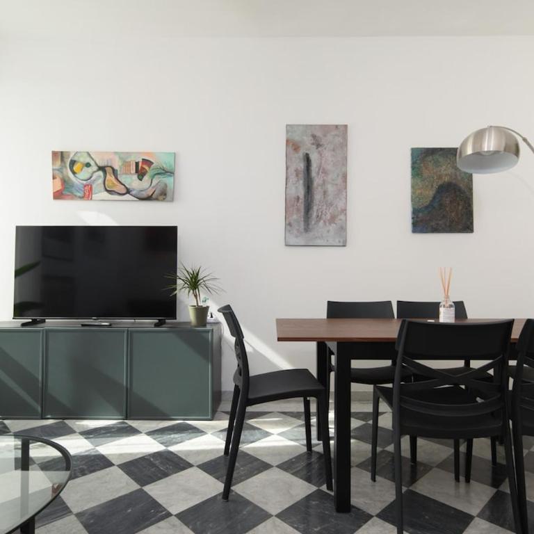 Spacious and bright accommodation with free parking - Appartamento con 2 Camere da Letto e Terrazza - 3
