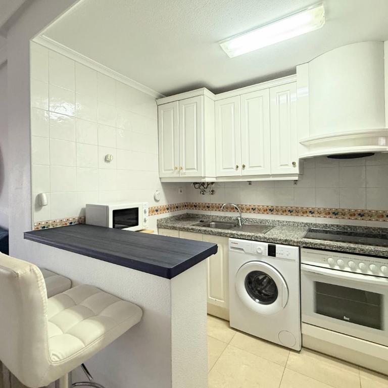 Costa Blanca Beach Apartment with Sunny Balcony & Pool - Apartamento de 2 dormitorios - 47