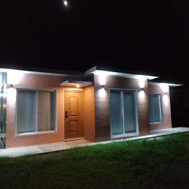 Casa con Barbacoa en ALtos de San Carlos Colonia del Sacramento - Three-Bedroom House - 1