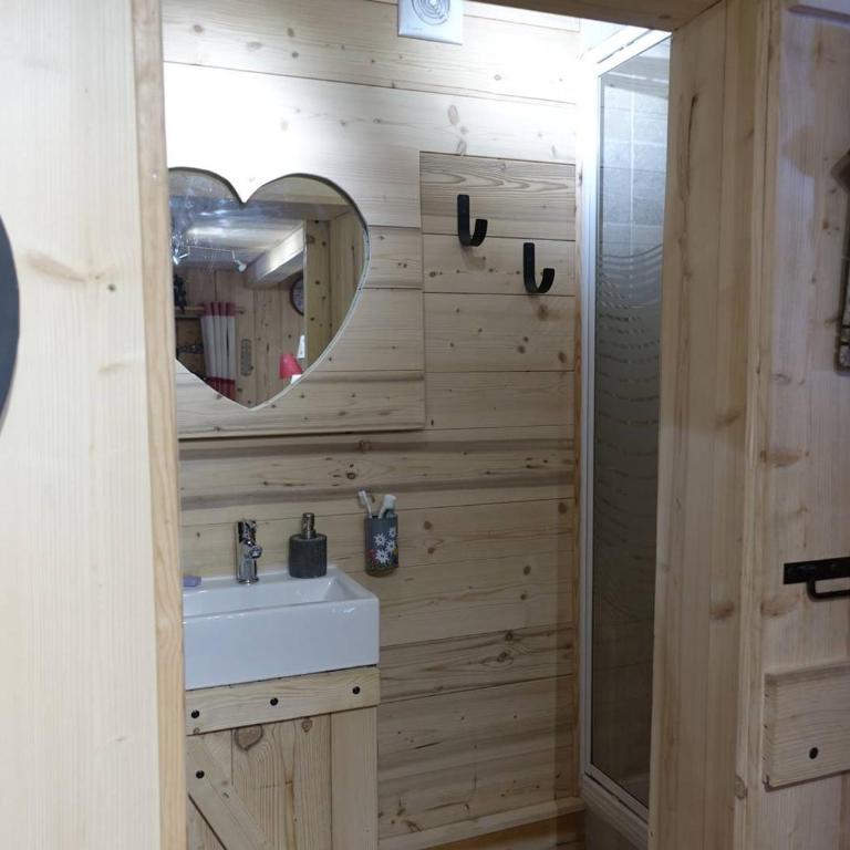 Charmant Mazot Savoyard à Hauteluce: Idéal pour Couple, Proche Commerces et Ski, Bien Équipé - Chalet 1 Chambre - 10