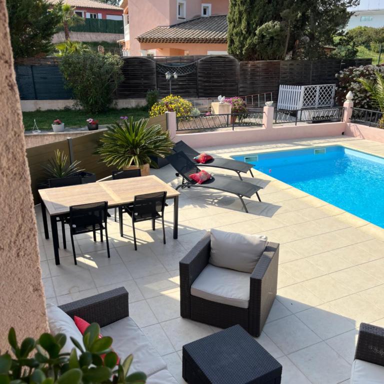 La Pinède appartement T2 accès piscine - One-Bedroom Apartment - 1