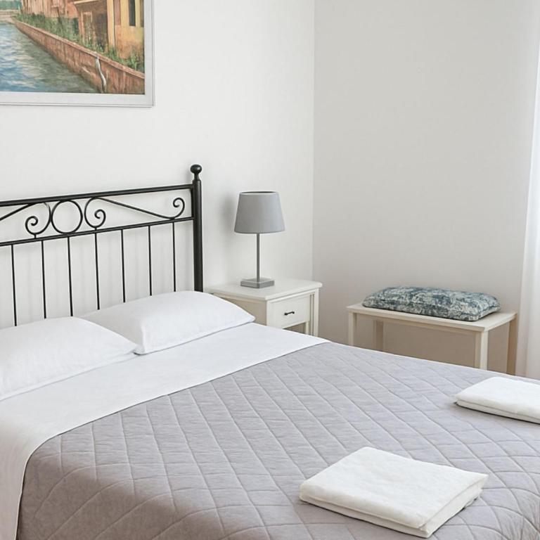 ES - Essential Solution & Emotion Stories (locazione turistica) - Camera Matrimoniale Standard con Bagno in Comune - 2