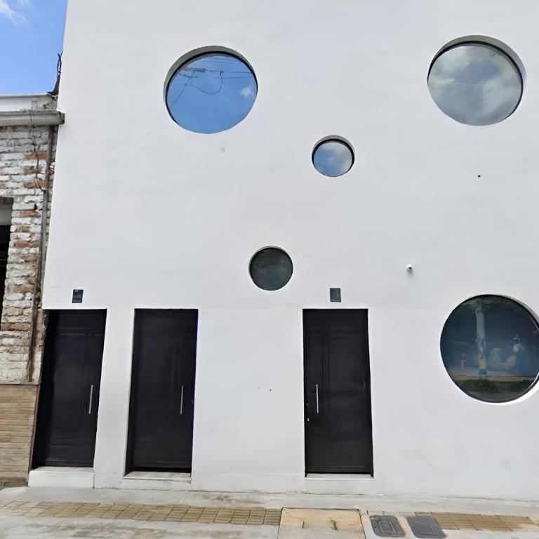 Massive Jacuzzi - 6 Bedroom with Private Bathroom - 1 block from LLeras P11 - Apartment - 42