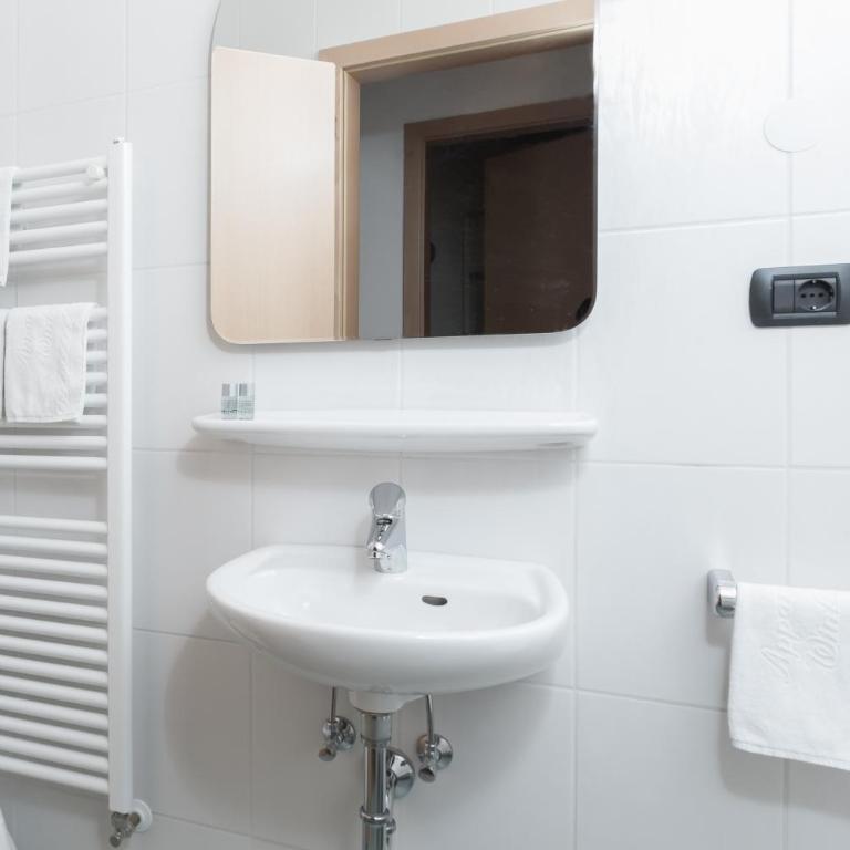 Aparthotel Familiaris - Family Apartments - Pools & Spa in Dolomites - Appartamento con Vista Montagna - 9
