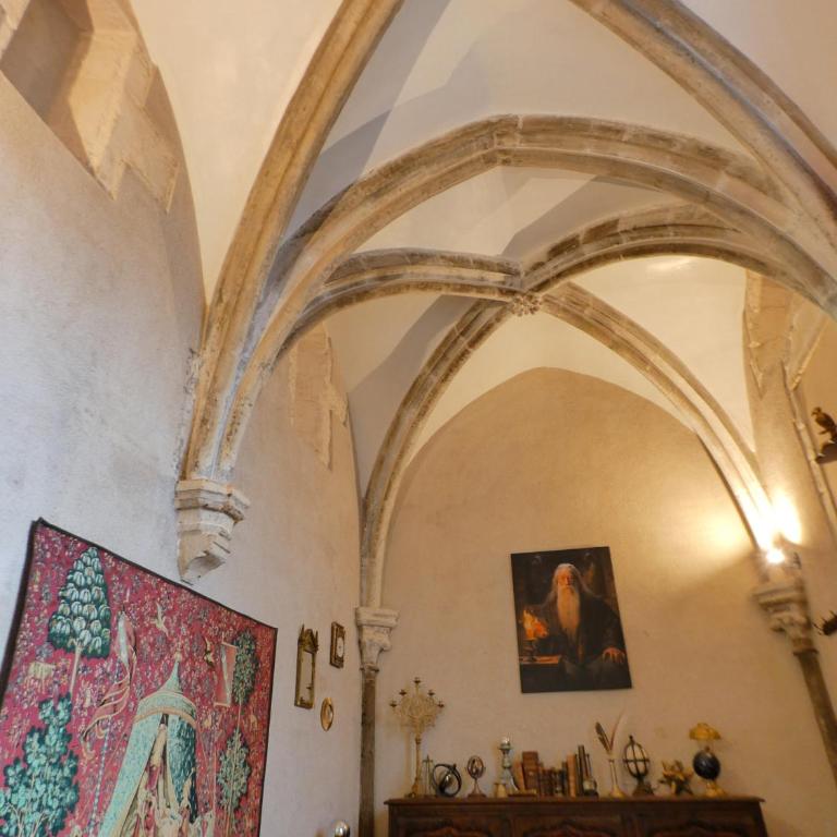 Suite des 7 Sorciers, nuit dans une Chapelle d'un Manoir Magique - Suite Deluxe avec Lit King-Size - 3