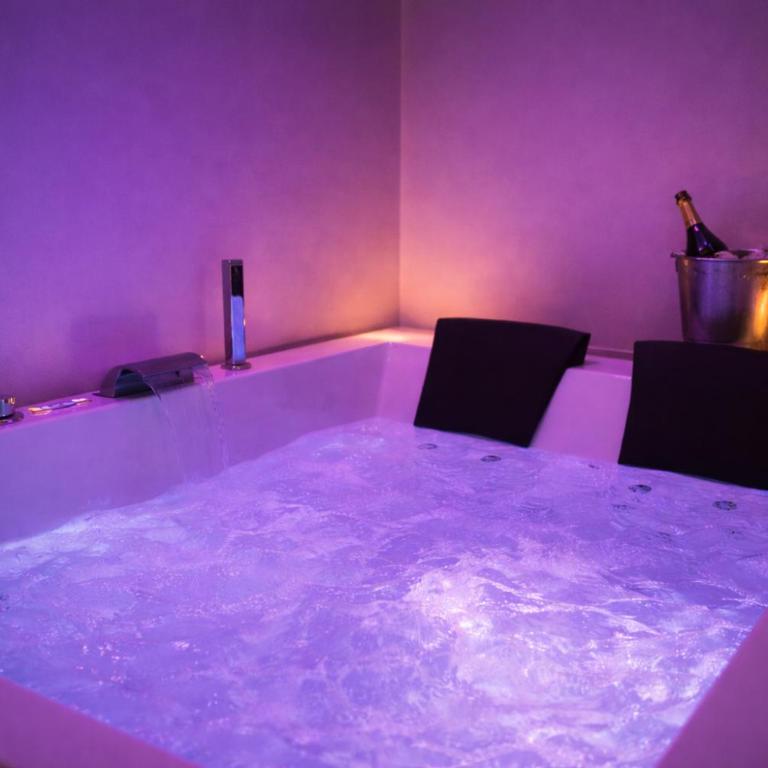 Luxury Suites Glory Tower - Suite Queen con Vasca Idromassaggio - 1