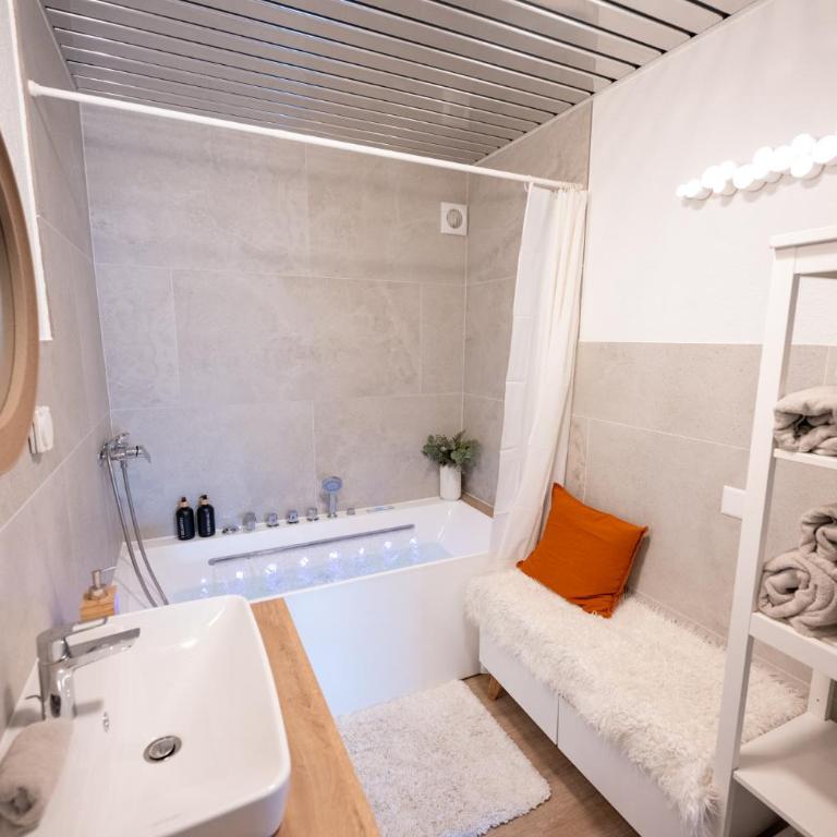 Chalet spa avec terrasse et vue alpine - Apartment mit 2 Schlafzimmern mit Balkon und Terrasse - 18
