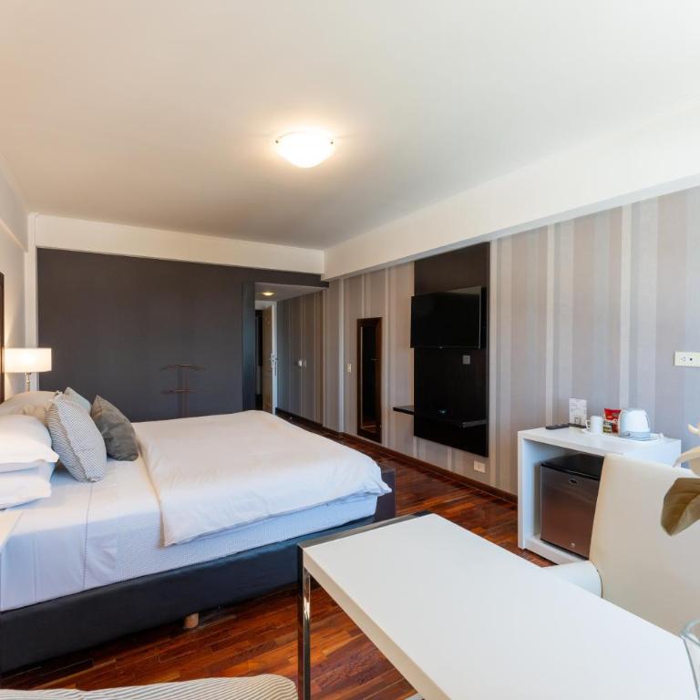 Hotel Tolosa - Superior Queen Room - 5