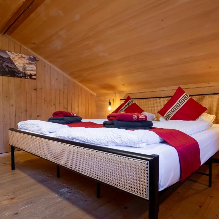 Naturfreunde Hostel Grindelwald - Doppelzimmer mit Eigerblick und Gemeinschaftsbad - 3