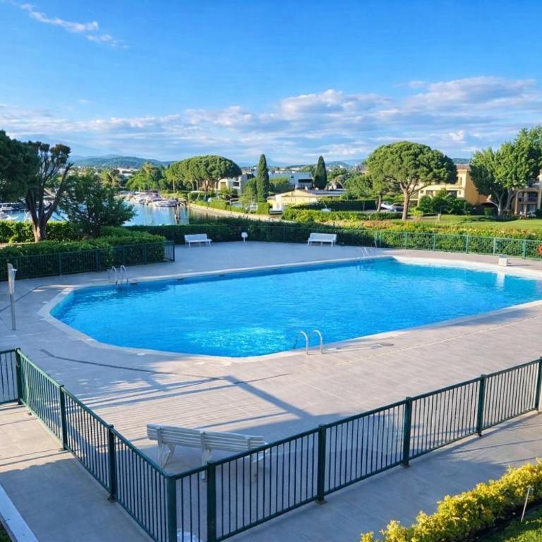 Trés beau Studio dans résidence calme avec 2 piscines,parking privé et proche des commerces et plage - Appartement 1 Chambre - 1