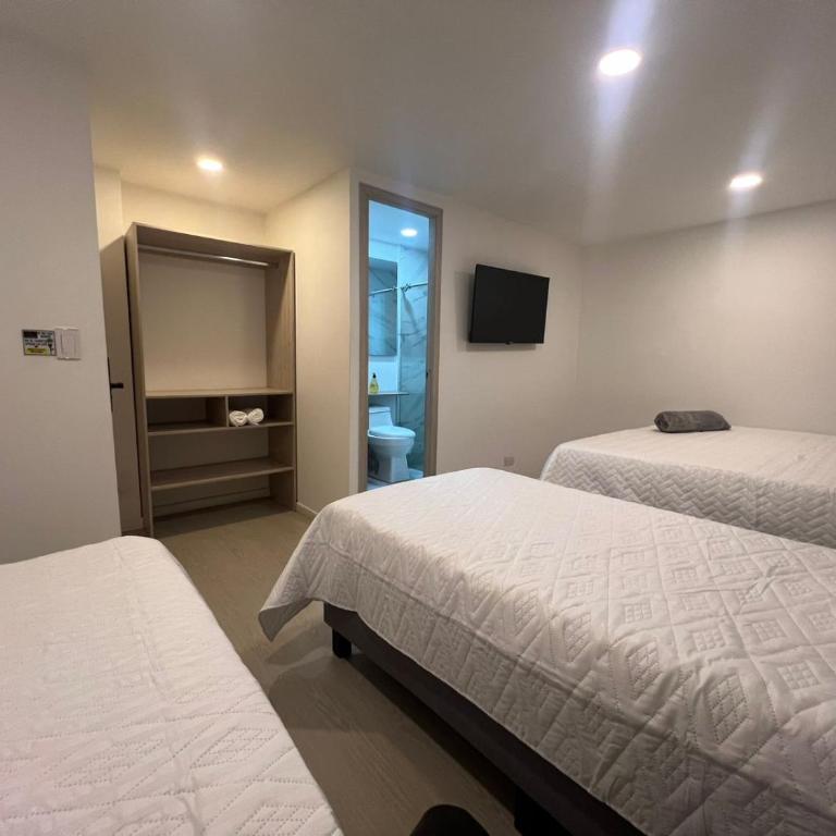Hotel Downtown WD-conexión Corferias, Embajada EEUU y G12 - Standard Quadruple Room - 2
