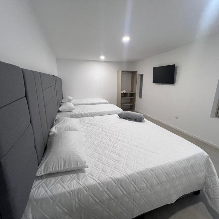 Hotel Downtown WD-conexión Corferias, Embajada EEUU y G12 - Standard Quadruple Room - 3
