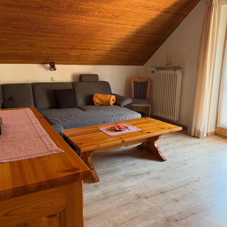Ferienhaus Spornitz - Zimmer mit Kingsize-Bett und Bergblick - 10