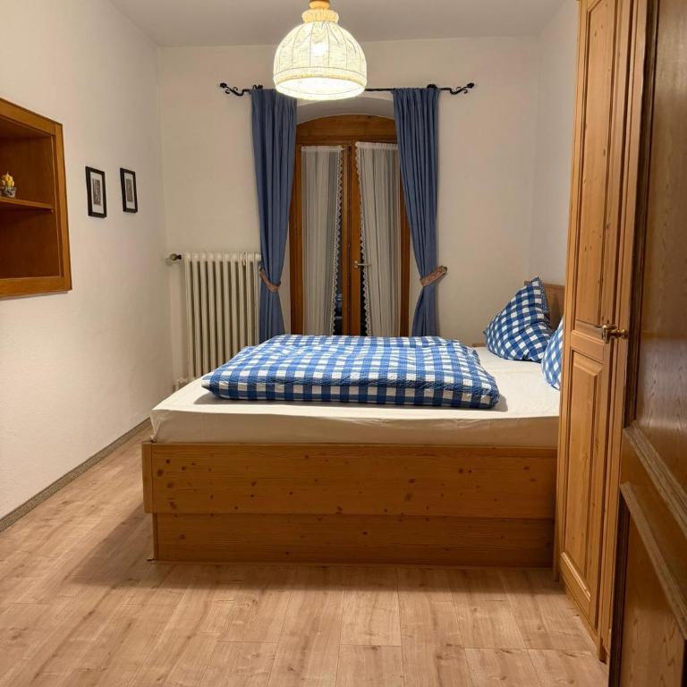 Ferienhaus Spornitz - Zimmer mit Kingsize-Bett und Bergblick - 20