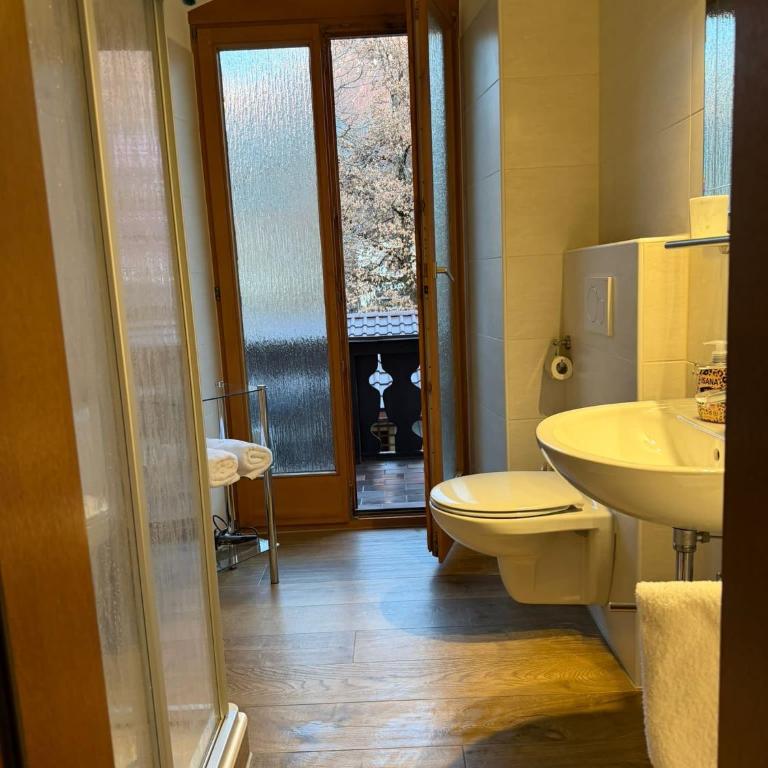 Ferienhaus Spornitz - Zimmer mit Kingsize-Bett und Bergblick - 9