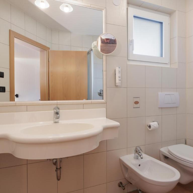 Aparthotel Familiaris - Family Apartments - Pools & Spa in Dolomites - Monolocale con Balcone - 7